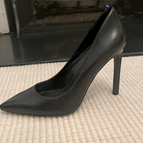 Black Pumps - Picture 3 of 3